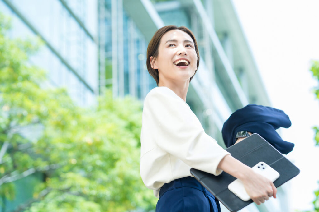 ワイヤー矯正で綺麗な歯並びになり笑顔の女性