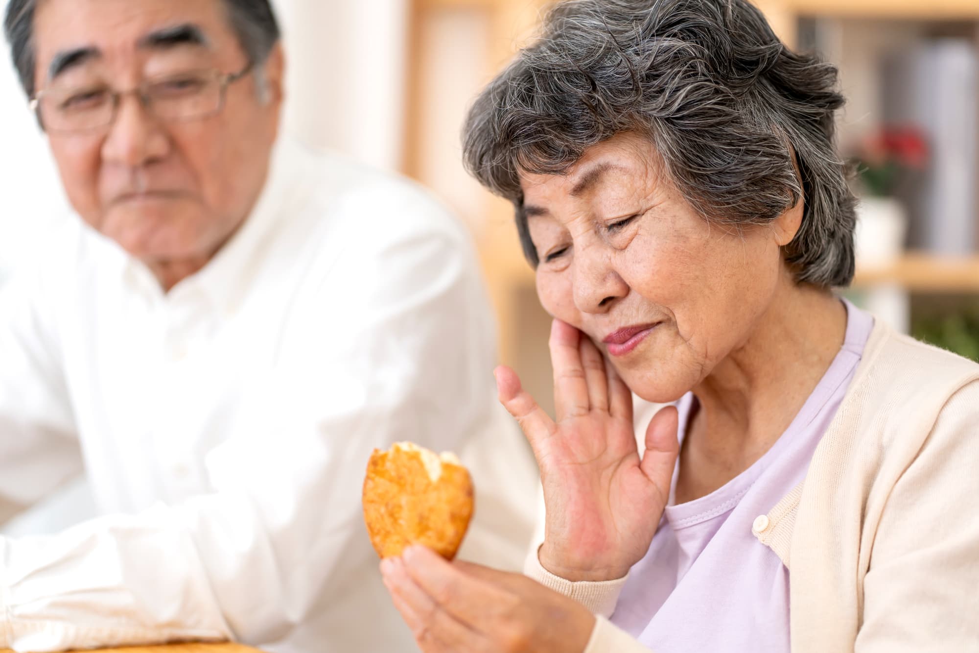 入れ歯の調子が悪い女性