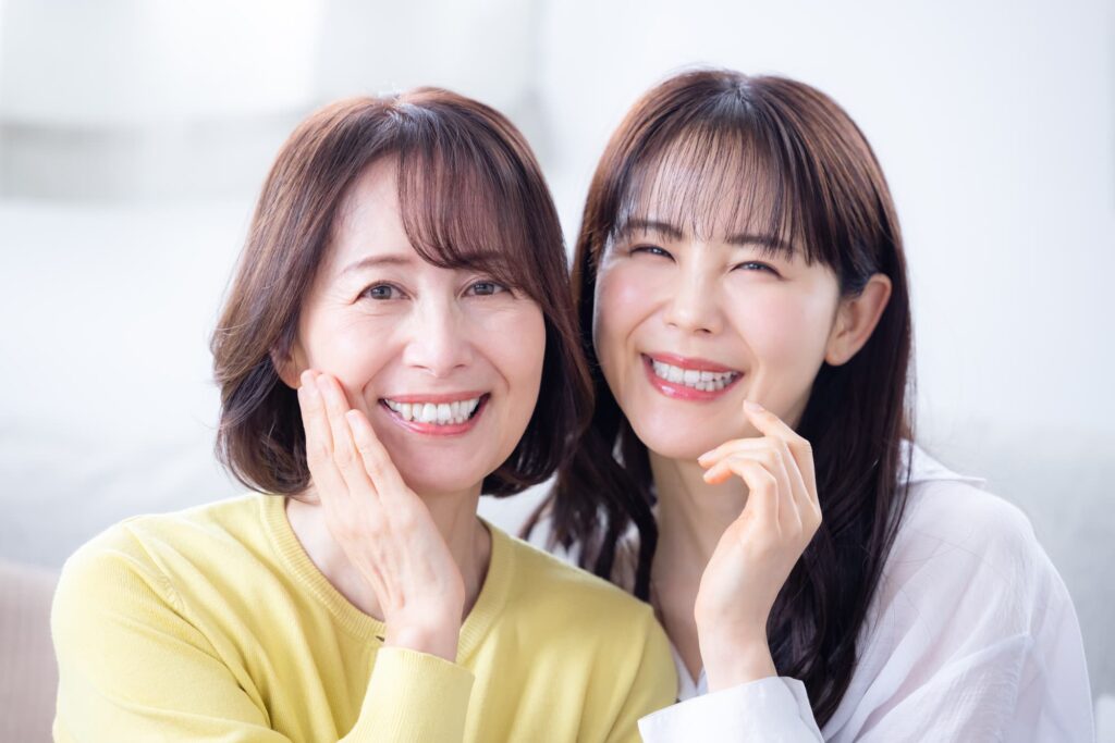 適切なケアでセラミックの歯を長持ちさせる笑顔の女性達