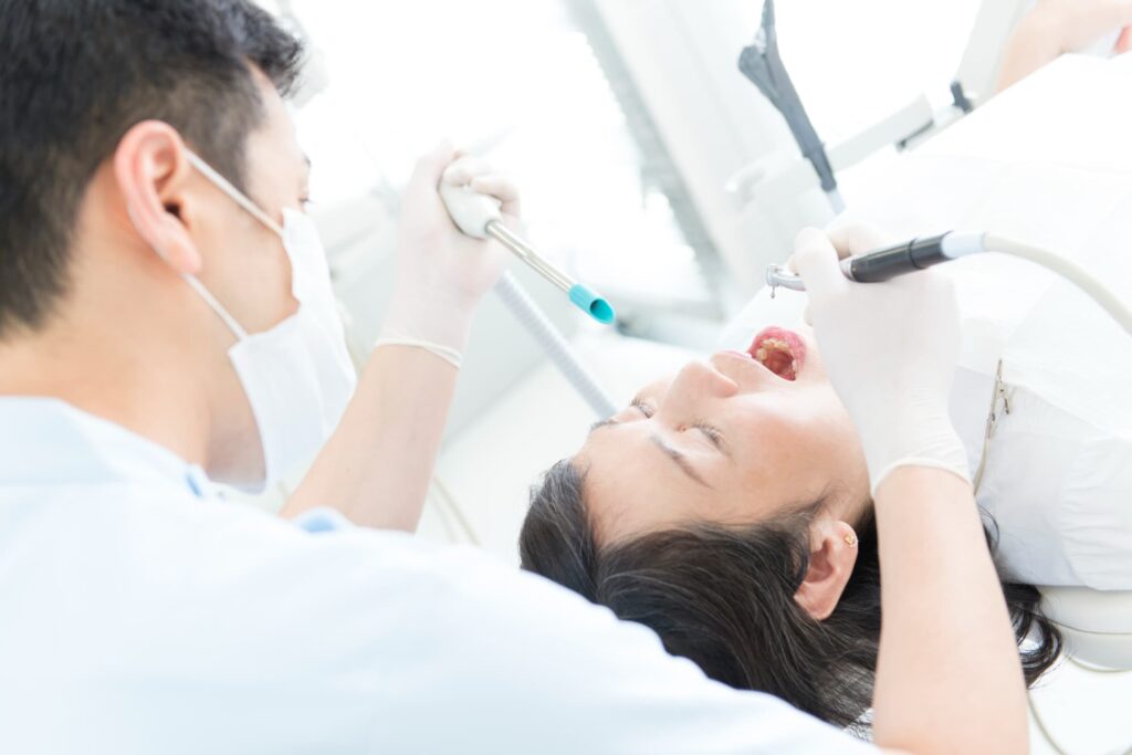 セラミックの歯を長持ちさせるために歯科検診を受ける女性