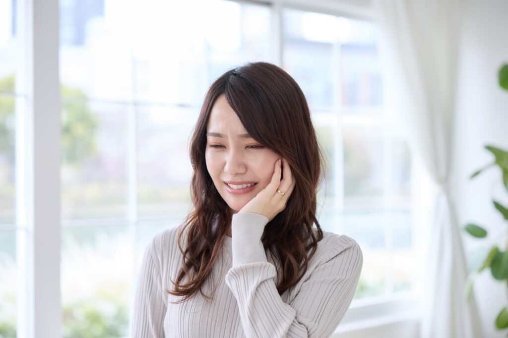 インプラント治療後に痛みが出た女性
