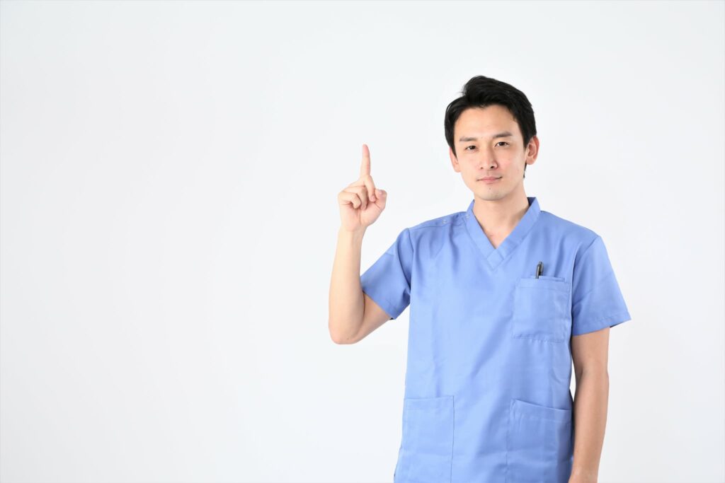 根管治療について説明する歯科医師