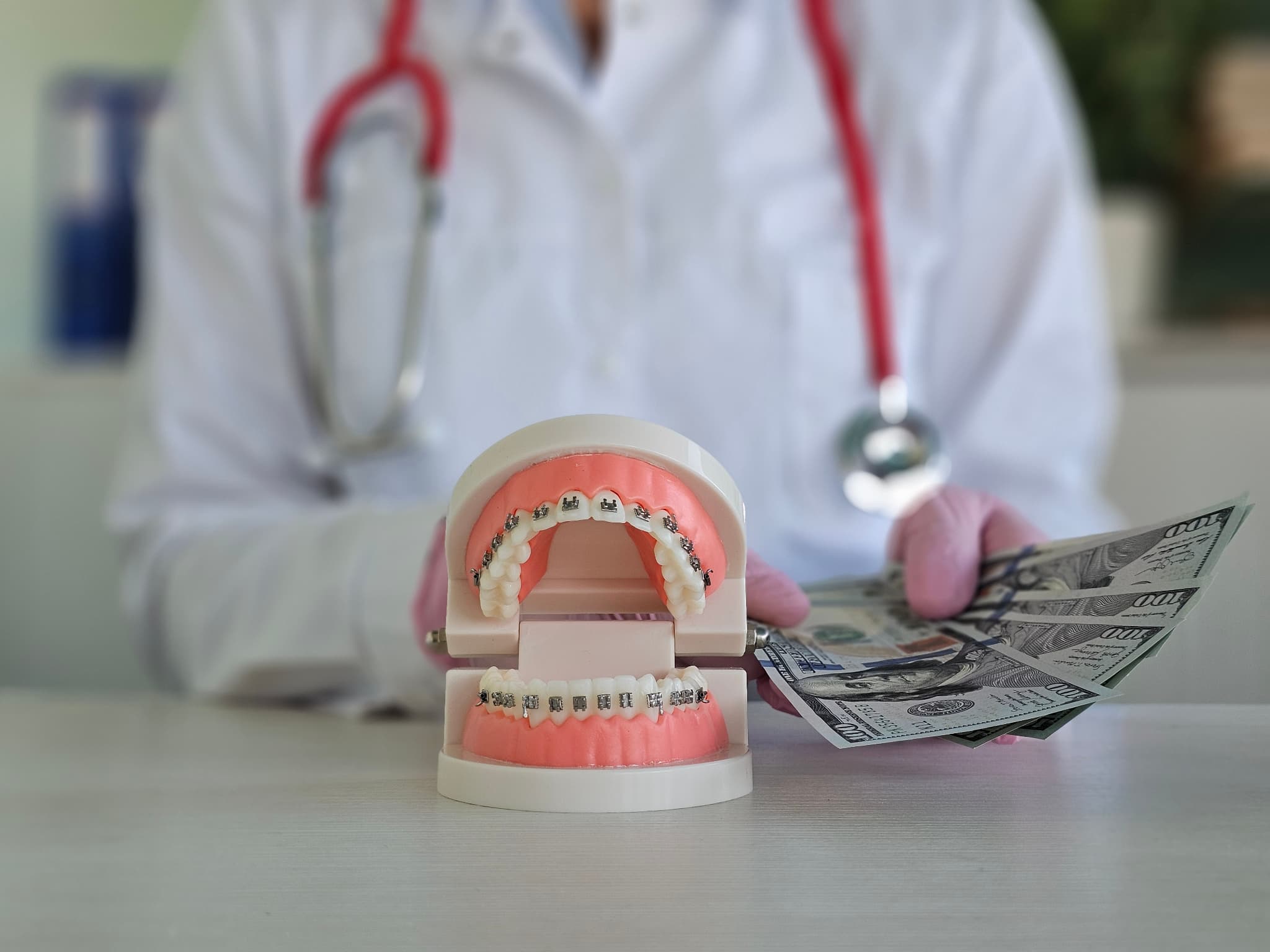 大人の歯の矯正費用を支払うイメージ