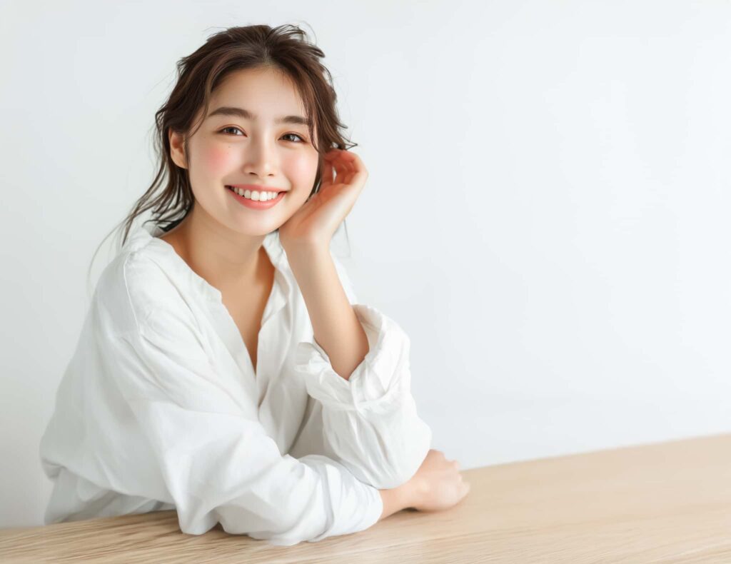 ワイヤー矯正中の適切な歯磨きで綺麗な歯並びになって笑顔の女性