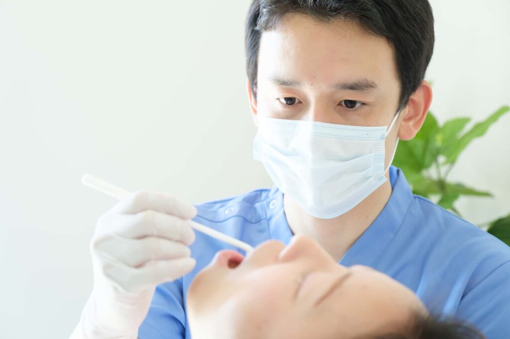 歯医者で定期検診で受けているイメージ