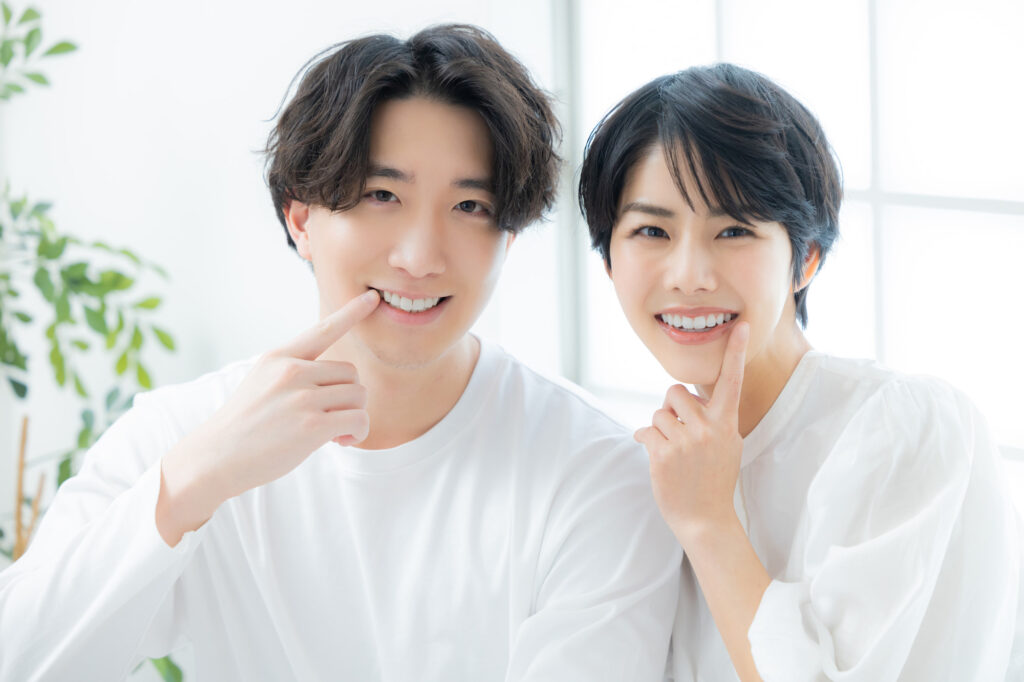 インプラント治療を終え口元に自信が出た笑顔の夫婦