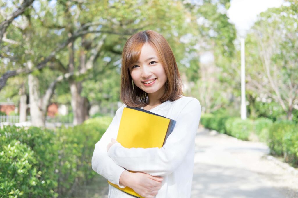 歯のクリーニングを受けて綺麗な歯で笑う女性