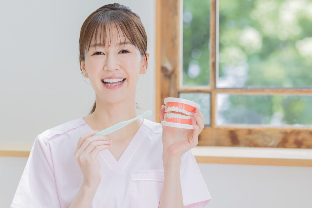 虫歯の再発を防ぐためにブラッシング指導をする歯科衛生士