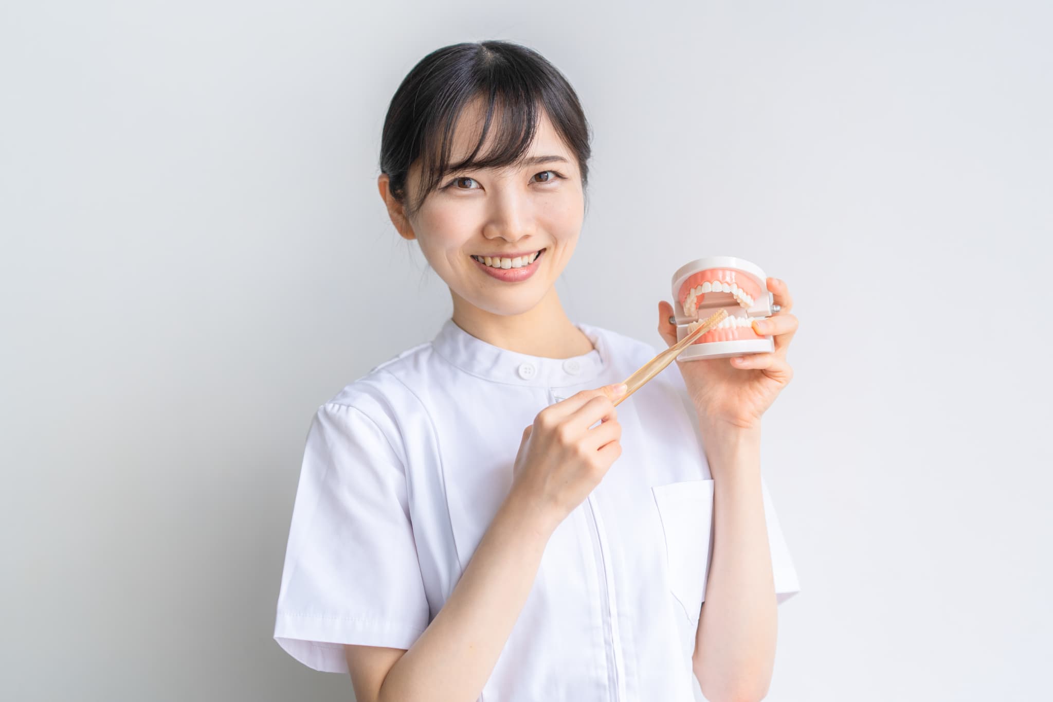 歯周病の進行を防ぐための指導をする歯科衛生士