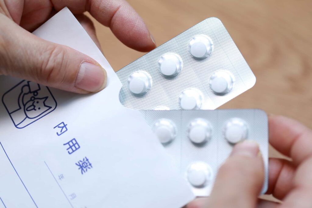 インビザライン矯正中の痛みに鎮痛剤を服用するイメージ