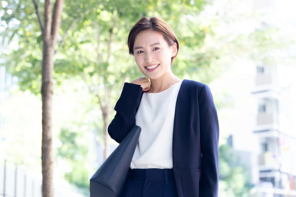 インビザラインで綺麗な歯並びとなって笑顔の女性