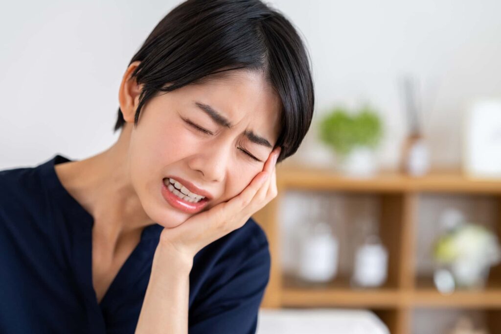 ワイヤー矯正中は歯磨きを怠って虫歯になった女性