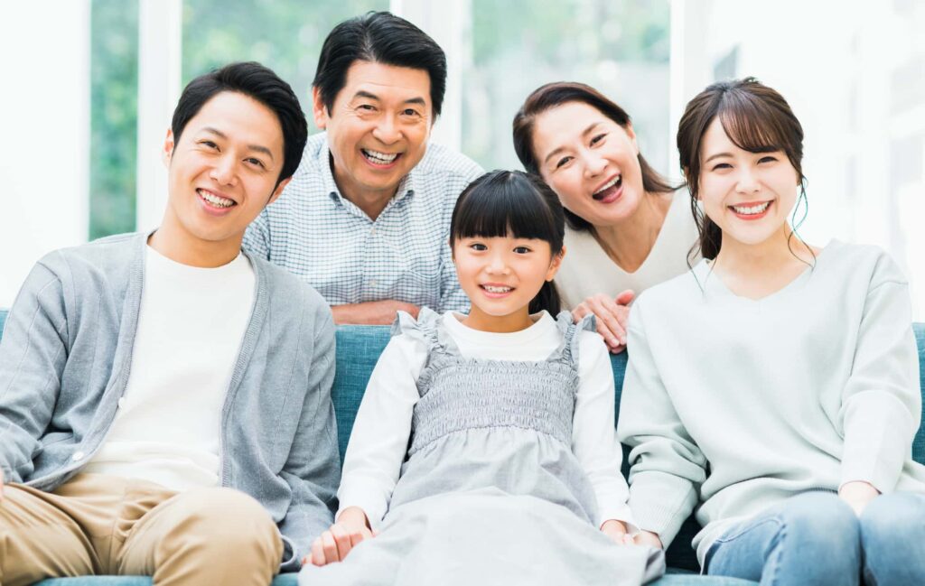 歯医者の定期検診を受けて健康な歯の家族