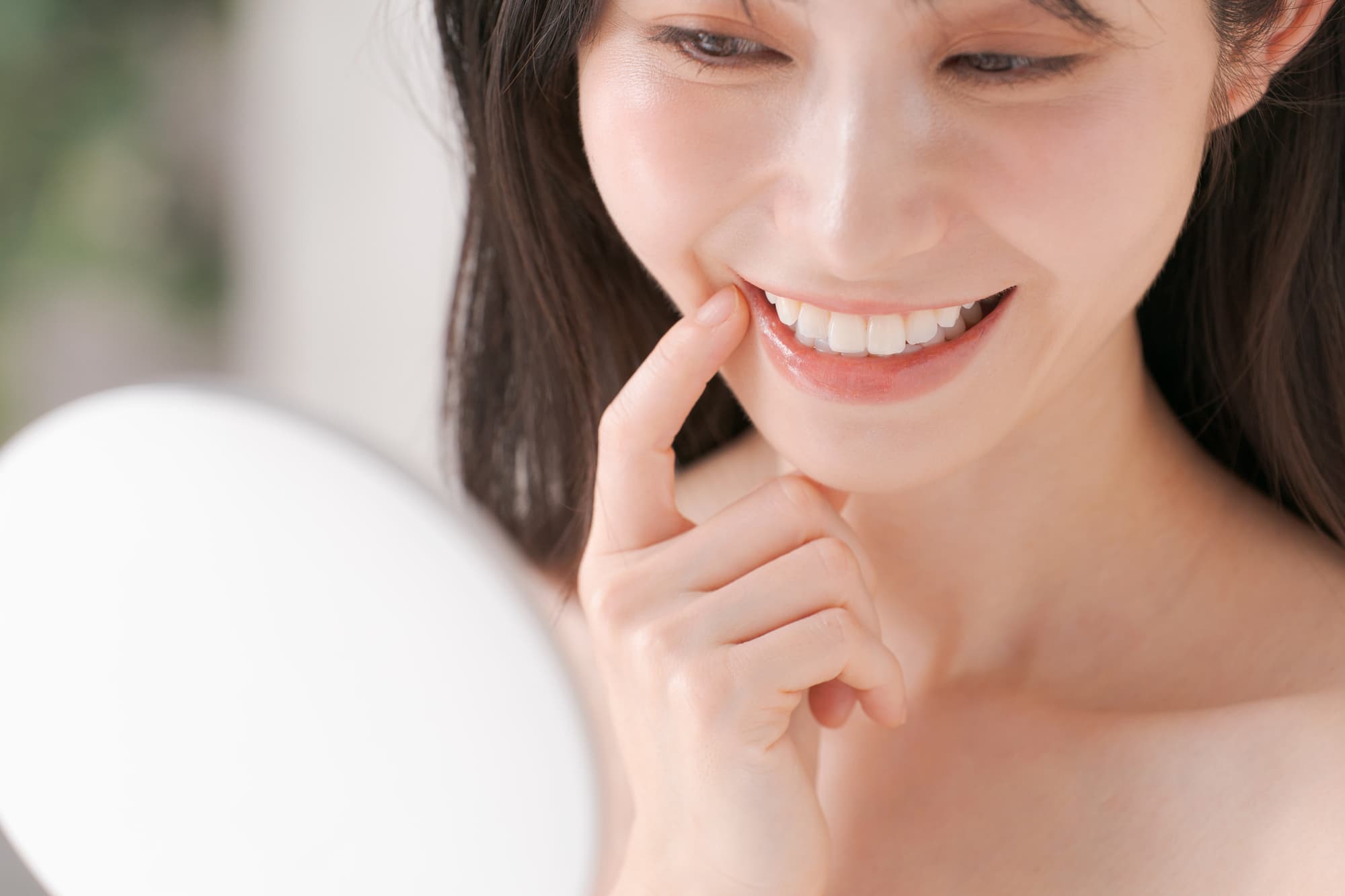 歯周病を予防し笑顔になる女性