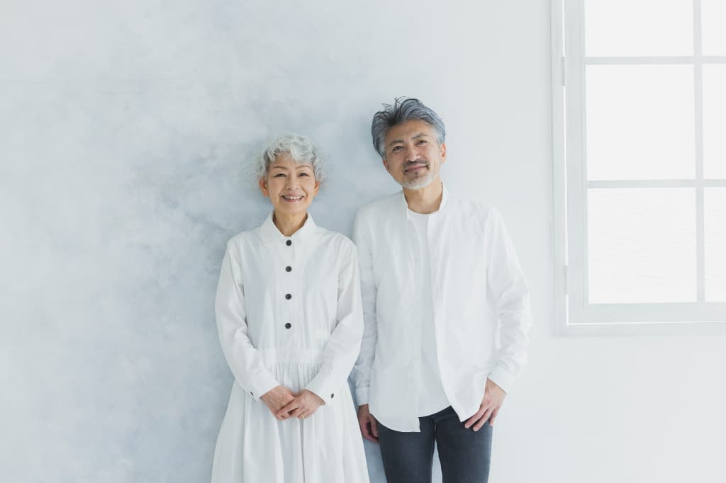 歯をインプラントにし快適な日常を過ごす笑顔の夫婦