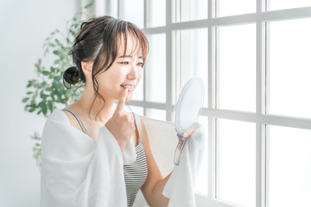 前歯の虫歯が気になる女性
