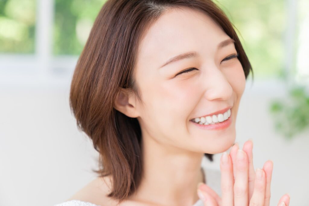 インビザラインで出っ歯を治療して嬉しそうな女性