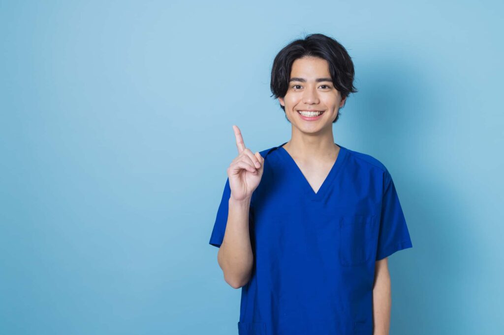 ワイヤー矯正中の外出時で歯磨きができない場合の対処法について説明する歯科医