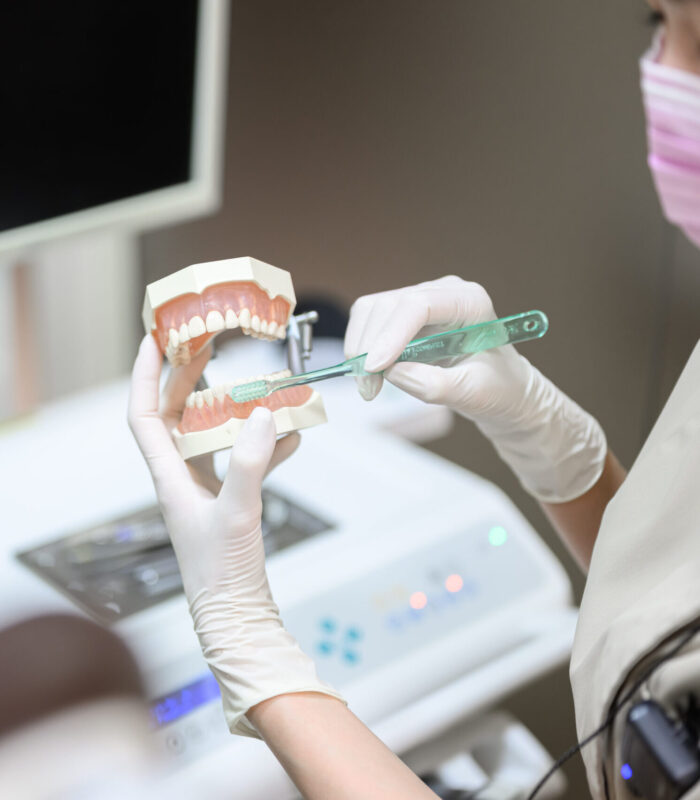 歯磨きの仕方を教える歯科衛生士