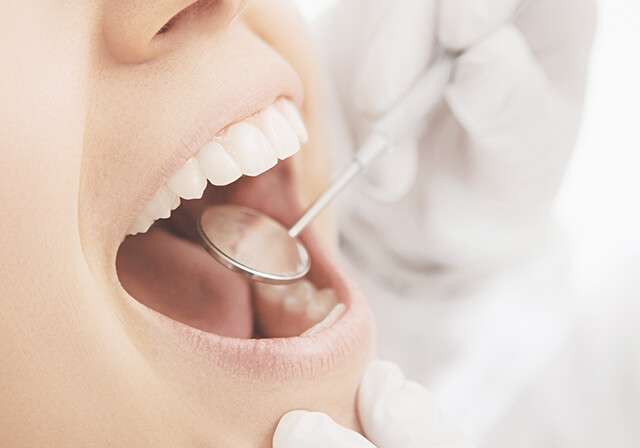 歯の治療を受ける人