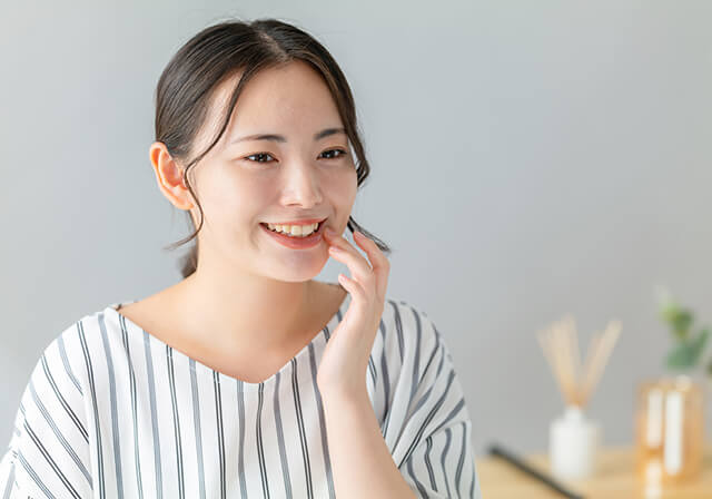 白い歯を見せ微笑んでいる女性